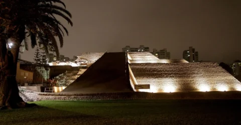 The journey then moves to San Isidro, where the archaeological site of Huaca Huallamarca stands. This pre-Inca pyramid, built by the Lima culture around the fourth century A.D., served as an important ceremonial and funerary center. With its adobe walls, terraces, and surrounding courtyards, the structure provides an impressive contrast to the modern district around it.