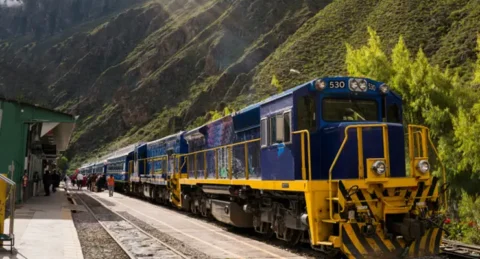 On the day of the tour, you will be picked up directly from your hotel in Cusco and transferred to the Ollantaytambo train station. The pick-up time is coordinated according to the train ticket schedule. During this journey, you will travel through the Sacred Valley region, enjoying views of mountains, rivers, and traditional Andean landscapes.