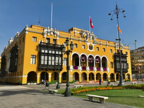 The tour continues through the Historic Centre of Lima, declared a UNESCO World Heritage Site for its immense cultural and architectural value. This area is the historical heart of the city, where cobblestone streets, plazas, and grand buildings showcase Lima’s colonial past. Here you will encounter landmarks such as the Cathedral of Lima, the Plaza Mayor, the Government Palace, and the Municipal Palace of Lima.As part of the experience, we visit a picturesque handicraft store, giving travelers the opportunity to appreciate local craftsmanship. During this stop, you will also enjoy a tasting of Peru’s most iconic drink, the traditional Pisco Sour. To learn more about Peru’s heritage, UNESCO offers additional information at https://www.unesco.org.