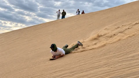 We will head into the dunes for an exciting UTV adventure and sandboarding experience, combining adrenaline and spectacular desert landscapes.